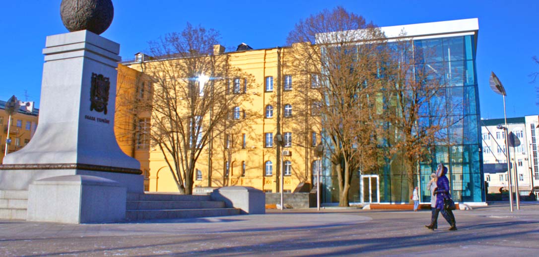 Сучасний вигляд будівлі Харківського історичного музею з майдану Конституції