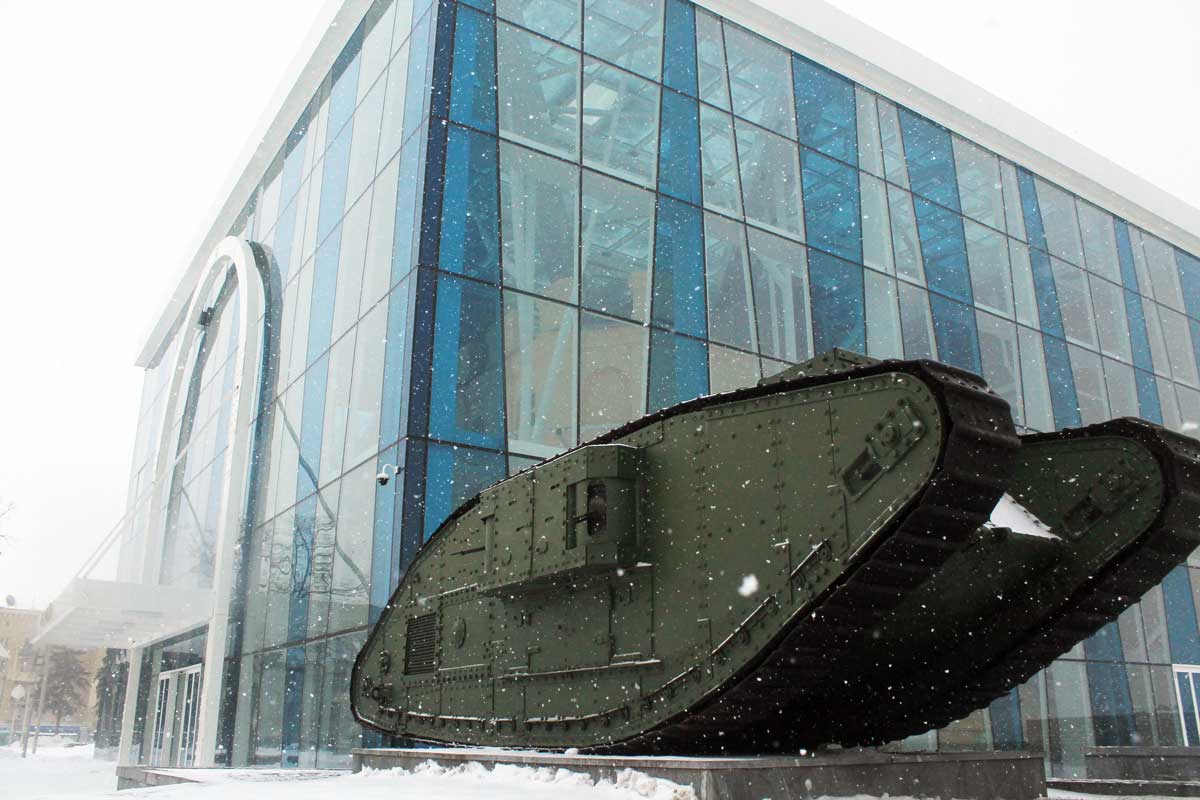Виставка військової техніки біля Харківського історичного музею